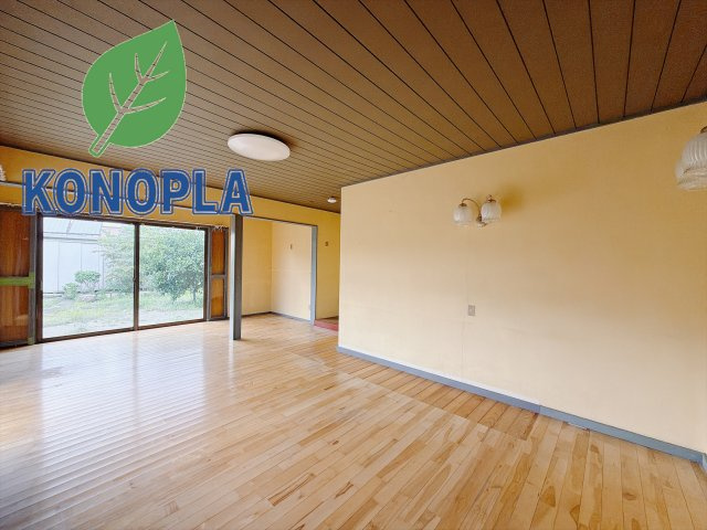 【中古戸建】高崎市剣崎町の居間・リビング|■洋室｜陽当たり良好の洋室♪賃貸では叶わなかった、お友達とのホームパーティや大音量で映画やテレビを楽しむことができます(*^^*)