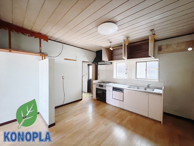 【中古戸建】高崎市剣崎町のキッチン|■キッチン｜大きなお鍋や調理用具のも出し入れラクラクな収納がたっぷり！毎日使う場所だからこそ、無理のない姿勢で作業できるのは嬉しいポイントですね(*＾＾*)♪