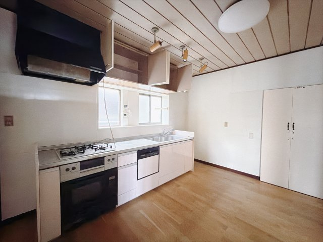 【中古戸建】高崎市剣崎町のキッチン|■キッチン｜ワークトップの幅が広く、お子様といっしょにお料理をつくったり、ちょっとしたパーティーも楽しめます。フラットなのでお掃除がしやすいのもポイントです♪