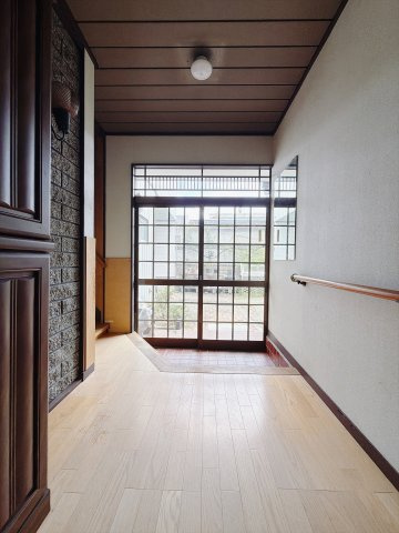 【中古戸建】高崎市剣崎町の玄関|■玄関｜「玄関から、我が家を心地よく。自然の風や光を感じられる気持ちのいい玄関へ。」