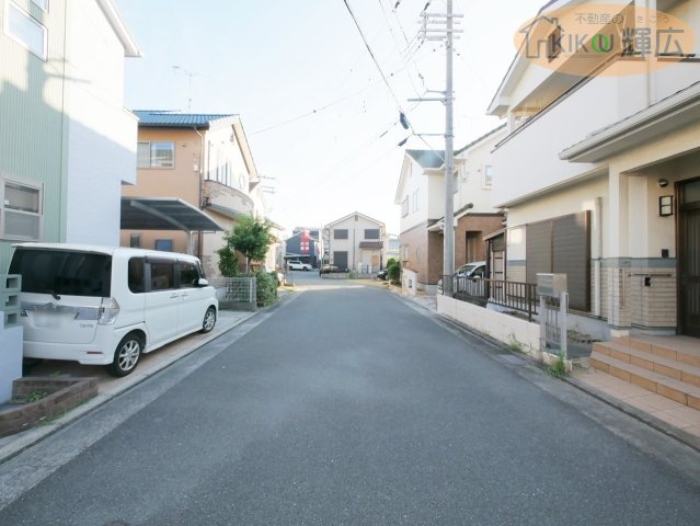 加古川市平岡町土山　中古戸建の前面道路含む現地写真
