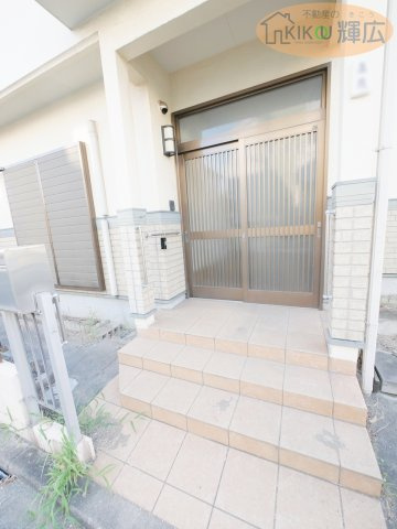 加古川市平岡町土山　中古戸建の玄関
