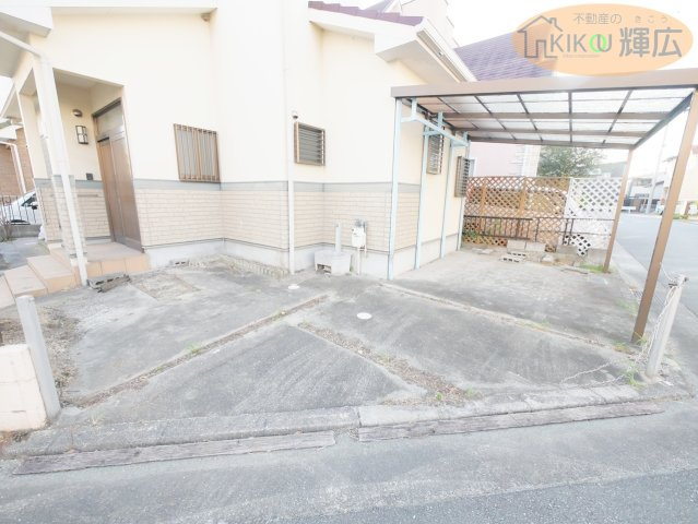 加古川市平岡町土山　中古戸建の駐車場