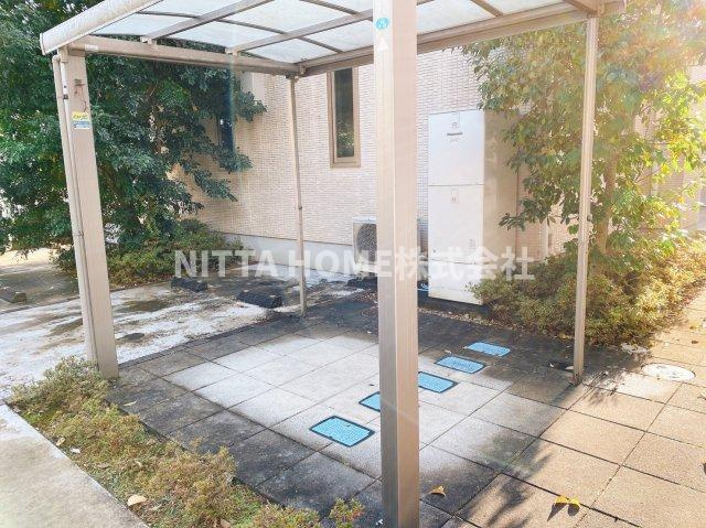 ハイムエンジェルホワイトのエントランス|屋根付きの駐輪場があります◆