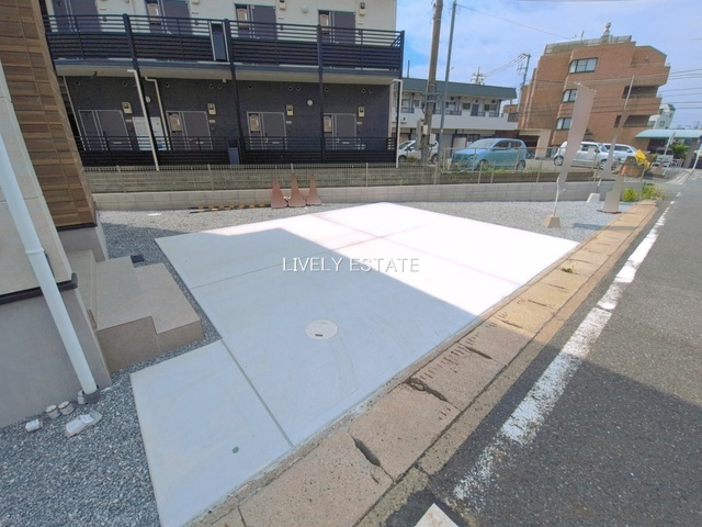 草加市谷塚町 新築分譲住宅 全2棟 1号棟の駐車場