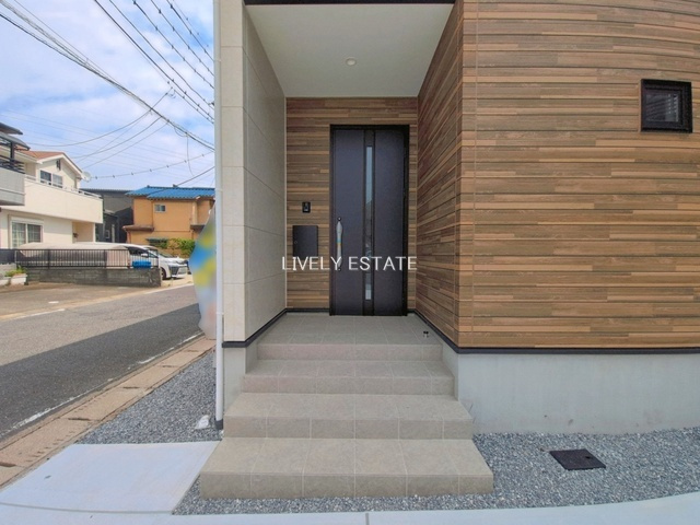草加市谷塚町 新築分譲住宅 全2棟 1号棟の玄関