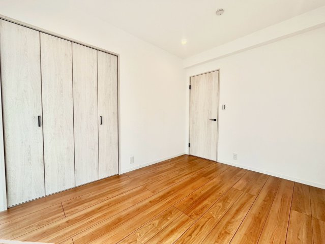 サンハイム駒込の洋室|部屋収納もバッチリです！見せる収納も流行っていますが、やはり見せない収納も大切ですね。

現地ご見学希望・資料請求などお気軽にお問い合わせ下さい！
03-5990-5201