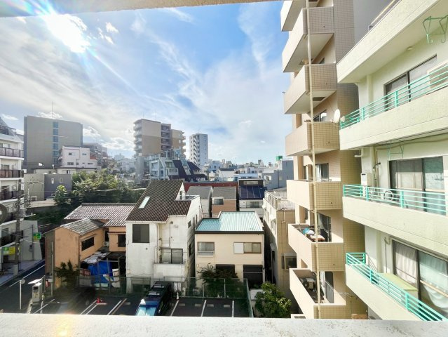 サンハイム駒込の展望|大きな空に包まれて、太陽の光をたっぷりと浴びながら過ごす毎日は、自然と家族の笑顔で溢れます。

現地ご見学希望・資料請求などお気軽にお問い合わせ下さい！
03-5990-5201