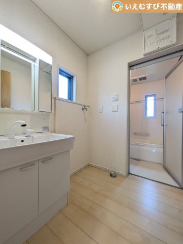 加須市久下3丁目　中古戸建の独立洗面台|3面ミラーの後ろは収納スペースを完備
生活感のあるものは隠して、スッキリシンプルな洗面台に！清潔感のある空間♪