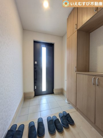 加須市久下3丁目　中古戸建の玄関|玄関がいつも片づく大容量シューズボックス
充実の収納設備で玄関がすっきり綺麗に過ごせると快適ですよね♪