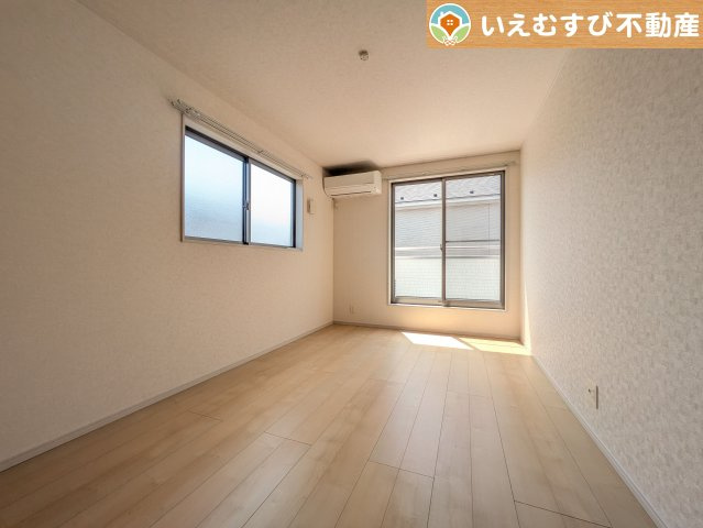 加須市久下3丁目　中古戸建の洋室|シンプルで明るいお部屋
2面採光で日当り良好！シンプルなお部屋なので自分で家具を選ぶのが楽しみですね！