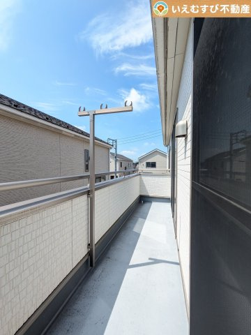加須市久下3丁目　中古戸建のバルコニー|南バルコニーで毎日のお洗濯もラクラク快適
しっかり太陽の光が降り注ぐ南向きなのでお洗濯物が乾きやすい♪