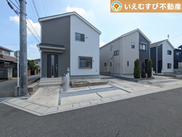 加須市久下3丁目　中古戸建の駐車場|2台駐車可能なスペース完備
しっかり舗装してある駐車スペースで天気が悪く足元が悪い日でも乗り降りしやすい♪
