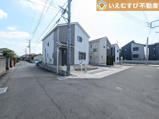 加須市久下3丁目　中古戸建の前面道路含む現地写真|北西角地で開放的
ゆとりの広さの前面道路でお車の出し入れ楽々♪開放的な角地で日当り良好！