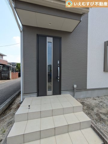 加須市久下3丁目　中古戸建のエントランス|落ち着いた色づかいのエントランス
駐車場からアクセスの良いエントランス。雨の日や荷物が多くても安心の動線♪