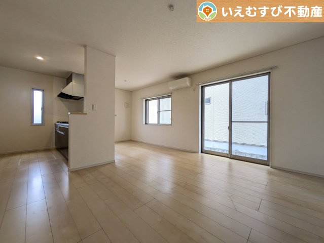 加須市久下3丁目　中古戸建の居間・リビング|自然光で満たされる明るく開放感溢れるリビング
たっぷりの採光で明るい空間。家族みんなでくつろげます♪