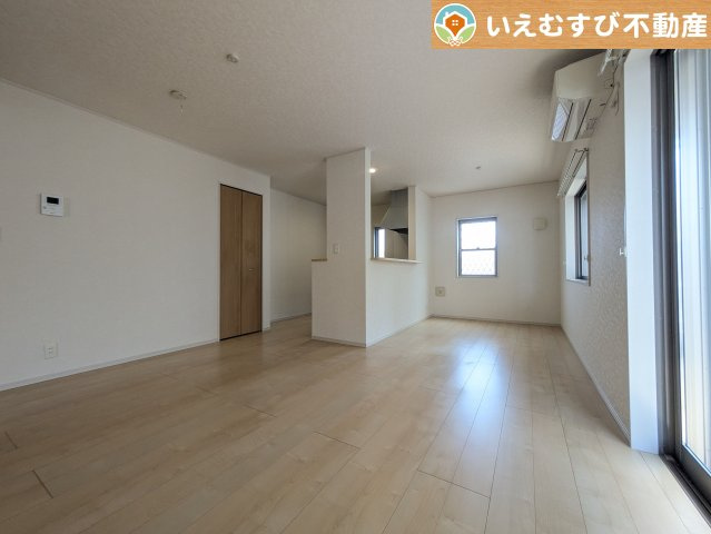 加須市久下3丁目　中古戸建の居間・リビング|ご家族みんながゆったりくつろげるリビング
ゆとりの空間でくつろいだり遊んだり、家族の時間が楽しみですね♪