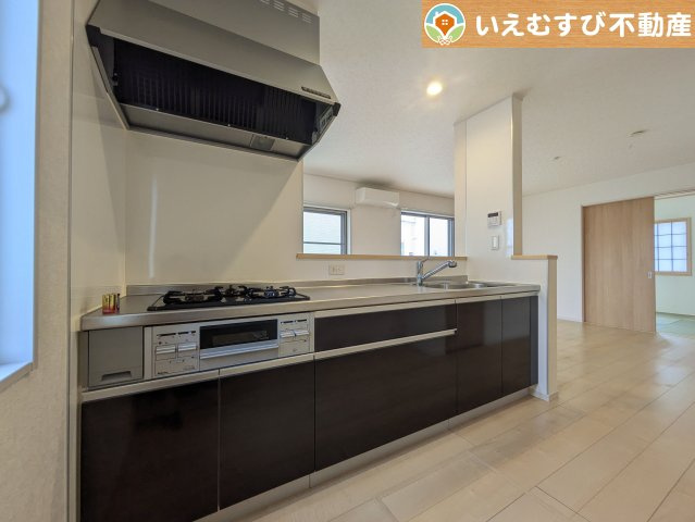 加須市久下3丁目　中古戸建のキッチン|機能性収納性に溢れるキッチン
収納もたっぷり付いていてすっきり片付く！毎日楽しくお料理が出来そうです！