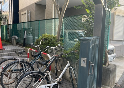 【庭】 | スカイコート橋本第１ | 物件によっては、入居者が個人的に使用できる専用庭がついているものもあります。また、住宅の中にある土間の部分を庭と呼ぶこともあります。庭の用途は住む人によって変わり、それによってデザインもさまざまです。
