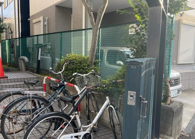 【庭】 | スカイコート橋本第１ | 物件によっては、入居者が個人的に使用できる専用庭がついているものもあります。また、住宅の中にある土間の部分を庭と呼ぶこともあります。庭の用途は住む人によって変わり、それによってデザインもさまざまです。
