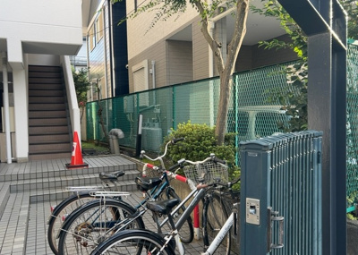 【中庭】 | スカイコート橋本第１ | 中庭（パティオ）とは、一つの建築物の内部に設けられた、壁などで囲われている庭のことを指します。コの字型、ロの字型が主流ですが、L字型の中庭もあります。最近では、インテリア性の高さからも人気があります。