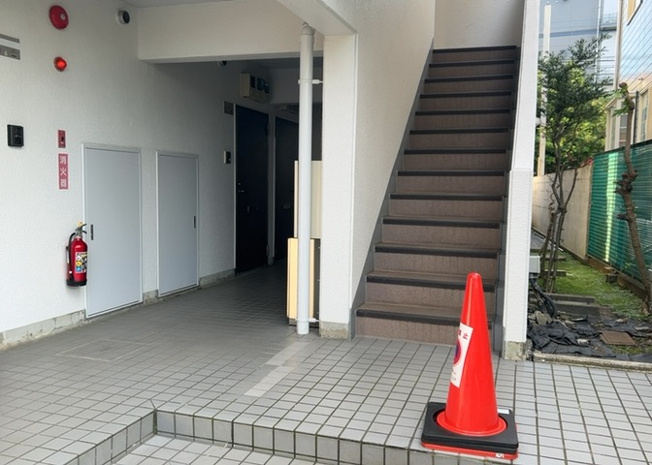 【エントランス】 | スカイコート橋本第１ | マンションのエントランスには、もともと風よけや防犯の役割がありますが、マンションによって宅配ボックスなどの設備が備わっている所もあります。日々の生活をイメージしながら生活しやすさをチェックしましょう。