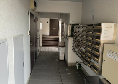 【受付】 | スカイコート橋本第１ | 受付はマンションコンシェルジュがいる場合もあれば、管理人が滞在する小部屋を総称して呼ぶことがあります。主にエントランスに設置されていることから、防犯面でも期待ができます。防犯設備がない場合はより安心！