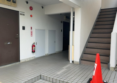 【ロビー】 | スカイコート橋本第１ | ロビーというと、エントランスと何がちがうの？と思いますよね。実はロビーとエントランスには明確な決まりはありません。物件によっては、エントランスを入って広がるある程度の広さのある空間がロビーとなります。