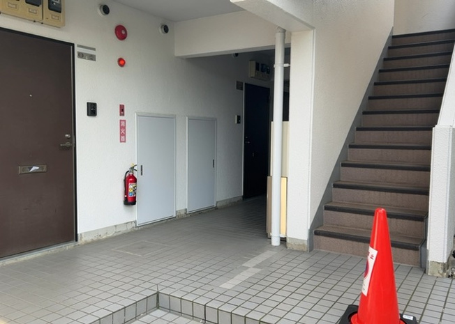 【ロビー】 | スカイコート橋本第１ | ロビーというと、エントランスと何がちがうの？と思いますよね。実はロビーとエントランスには明確な決まりはありません。物件によっては、エントランスを入って広がるある程度の広さのある空間がロビーとなります。