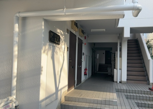 【防犯設備】 | スカイコート橋本第１ | 室内の防犯設備もチェックしましょう！モニター付きインターホンが設置されているか、防犯シャッターが設備されているか、ベランダに人が上がってきにくい高さかなどチェックしておくと入居後も安心できるでしょう。