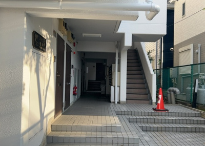 【その他共用部分】 | スカイコート橋本第１ | 共用部分は、一棟の建物に住む区分所有者全員が共同で所有するとし、共用部分の管理、補修などは、区分所有者で形成される管理組合が行います。個人の判断で勝手に変更することはできませんので覚えておきましょう。