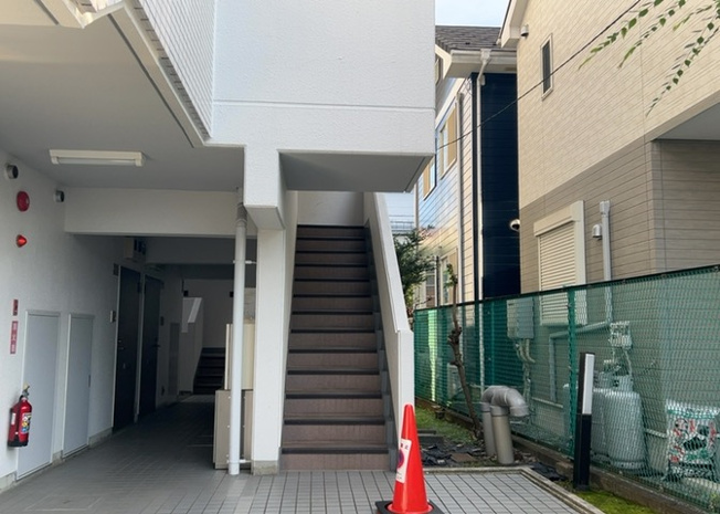 【設備】 | スカイコート橋本第１ | 共有部分は、住民なら誰もが使える設備のこと。例えば駐車場やエレベーター、インターネット設備、セキュリティ設備などがあります。他にも、マンションの廊下・外部階段やエントランス・ゴミ置き場などがあります。
