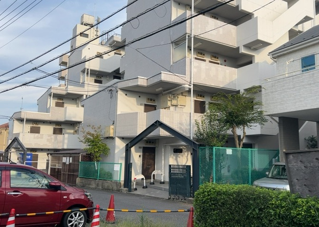 【外観】 | スカイコート橋本第１ | 隣家の土地はどうなっているのか、生活利便施設が近くにあるのか、学校まで近いかなど、お客様のライフスタイルにあわせたイメージが重要です。また、近くにあると困る施設が近くにないかも確認するといいでしょう。