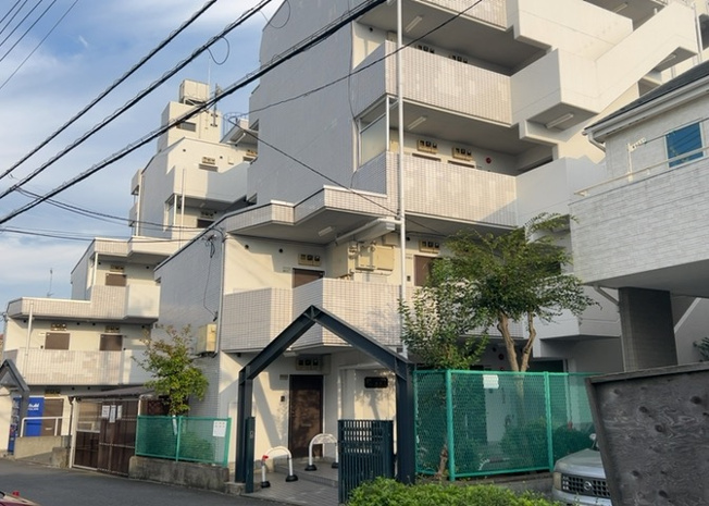 【構造・工法・仕様】 | スカイコート橋本第１ | ＲＣ造、Reinforced Concreteは直訳すると補強されたコンクリートです。主に柱や梁・床・壁が鉄筋とコンクリートで構成おり、鉄筋を組んだ型枠にコンクリートを流し込んで固めたものを指します。