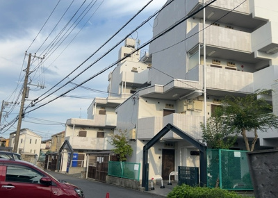 【外観】 | スカイコート橋本第１ | 外観はマンション管理がされているかの目安になります。築年数が古いと、壁面は劣化してひび割れが生じることも！建物が古びていても細かいところが修繕されていると、きちんと管理されているなぁと感じるでしょう。