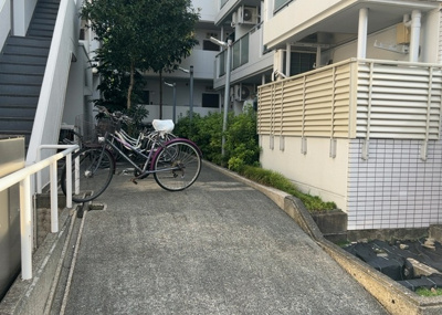 【駐輪場】 | スカイコート橋本第１ | マンションの駐輪場は、事前に空きがあるか確認を取ると安心です。せっかく入居したのに駐輪スペースがない！なんてことになったら大変ですよね。そこで、内見時や購入前にはまず事前に確認しておくと良いでしょう。