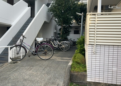 【駐車場】 | スカイコート橋本第１ | 車一台あたりに必要なスペースは、標準サイズの普通自動車で横幅2m50cm、長さ5mは必要になります。ただし、乗降のことも考慮して横幅3m30cm、長さ5m50cmほどは確保できるところを選びましょう。