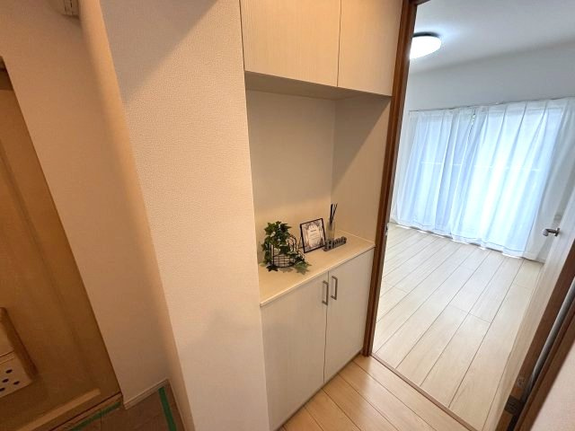 吊戸棚もついてるシューズボックスです。
