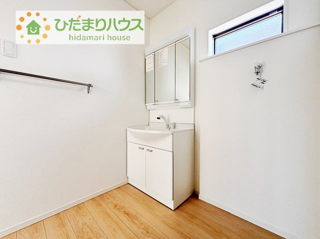 【独立洗面台】 | 常総市本石下第12　新築戸建　8号棟 | 三面鏡の大きな鏡は憧れます(^^♪
鏡の後ろは収納となっていて、細かいものでも収納できるのでスッキリと整理できます！