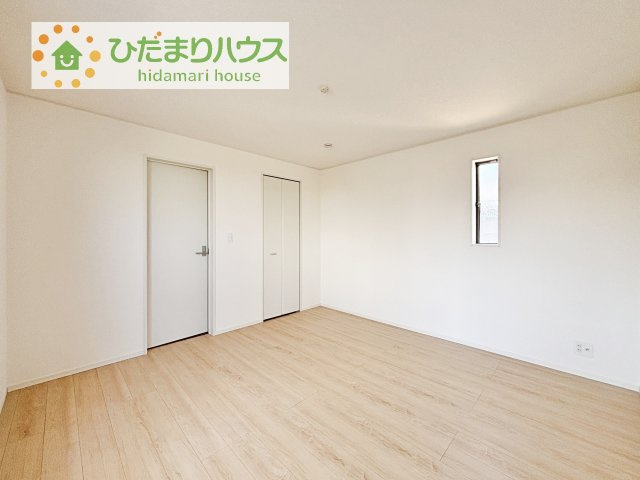 【寝室】 | 常総市本石下第12　新築戸建　8号棟 | バルコニーに面していて、たっぷり光りの入る明るい主寝室です！
