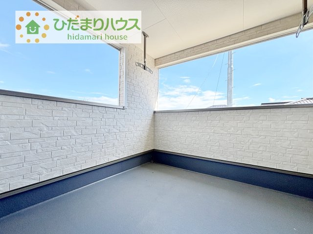 【バルコニー】 | 常総市本石下第12　新築戸建　8号棟 | 広々としたバルコニーは、大量の洗濯物を干しても余裕！お布団だって、家族全員分をいっきに干せますね(^O^)