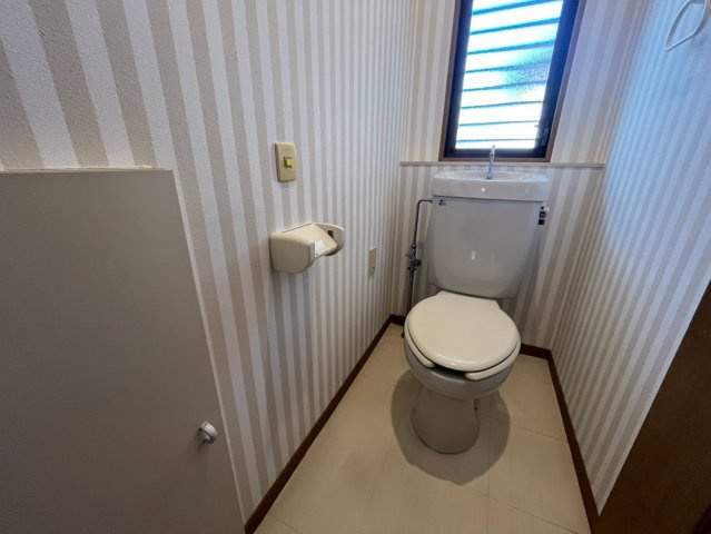 小束山2丁目貸家のトイレ|ゆったりとした空間のトイレです（2F）