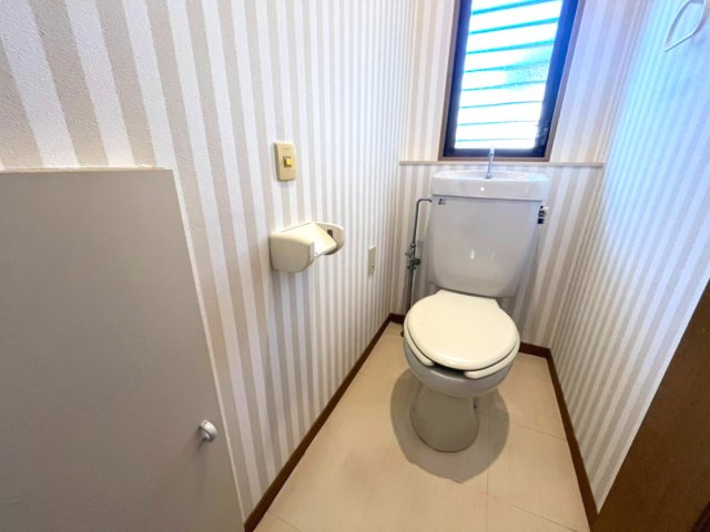 小束山2丁目貸家のトイレ|ゆったりとした空間のトイレです（2F）
