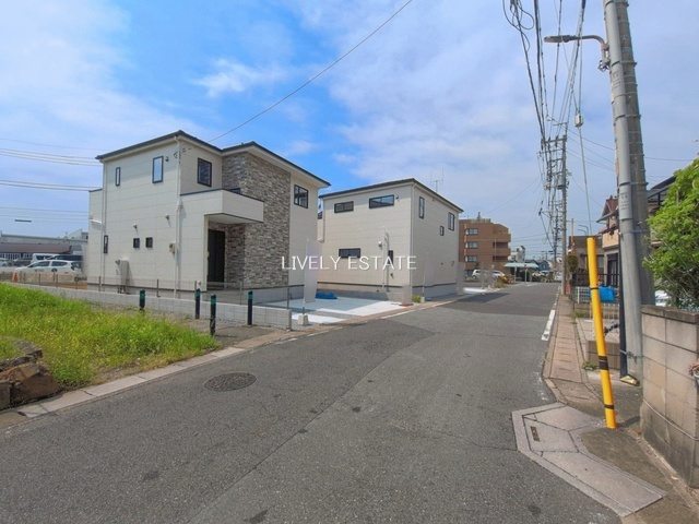 草加市谷塚町 新築分譲住宅 全2棟 2号棟の前面道路含む現地写真