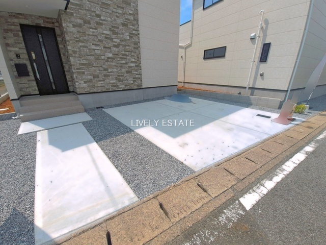 草加市谷塚町 新築分譲住宅 全2棟 2号棟の駐車場