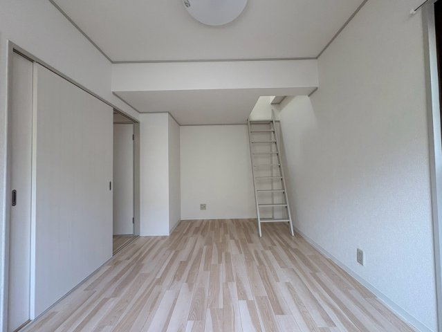 YTSマンション碓井の洋室