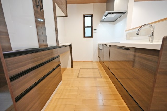 京都市北区衣笠高橋町中古戸建のキッチン|キッチン裏にはカップボードを配置して収納力を確保。又十分はスペースがあるので、お料理中でも複数人がすれ違えます。