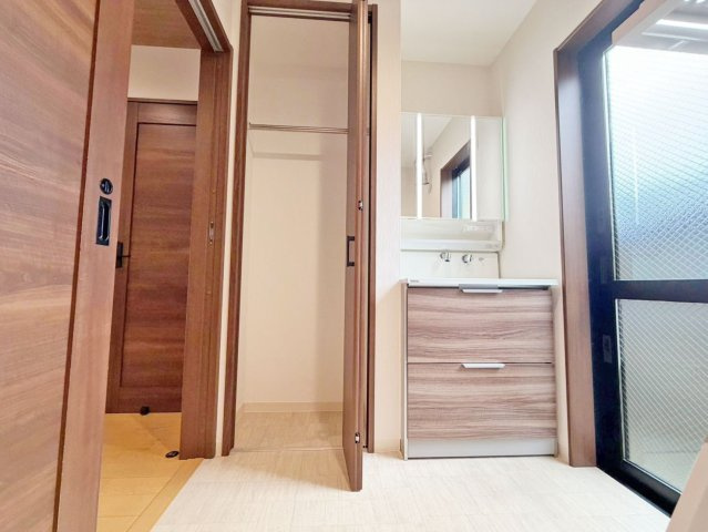 京都市北区衣笠高橋町中古戸建の洗面所|洗面所は三面鏡付き洗面化粧台と洗濯物やタオル等をしまっておける収納スペースもあります。