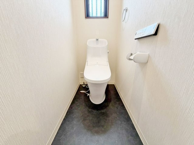 京都市北区衣笠高橋町中古戸建のトイレ|一年を通して快適に利用できるウォシュレット付トイレです。