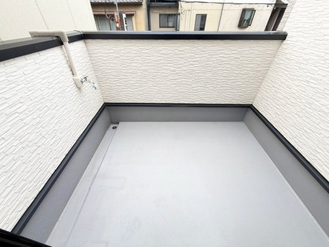 京都市北区衣笠高橋町中古戸建のバルコニー|南向きのワイドバルコニーは陽当たり良好。洗濯物を干すだけでなく、天気のいい日にはのんびりできる空間です。
